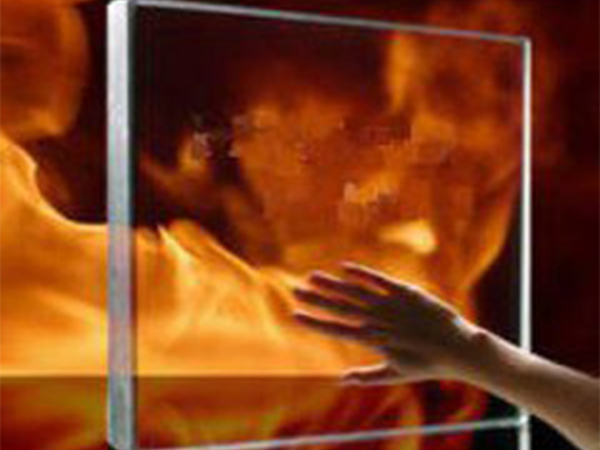 防火玻璃應(yīng)該安裝在室內(nèi)還是室外呢？